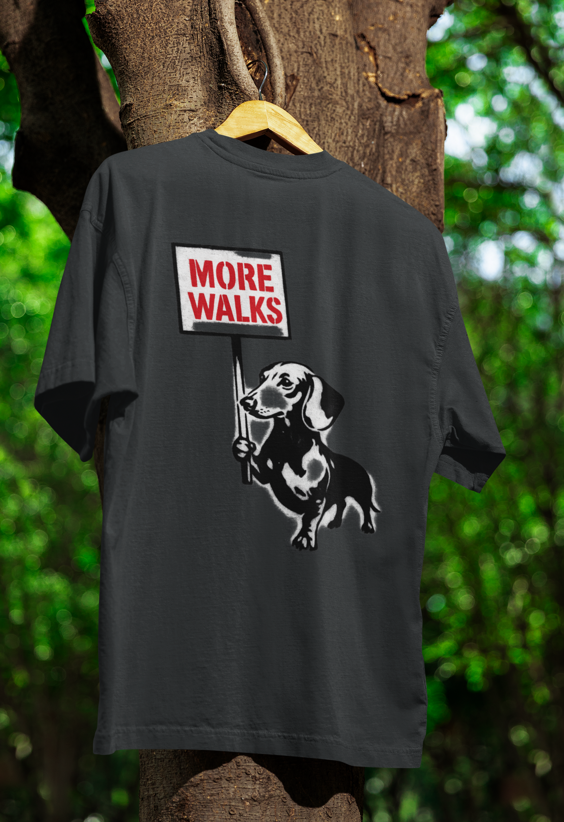 Dackel „More Walks“ – Urbanes Street-Art T-Shirt voller Humor und Freiheitsdrang-T-Shirt-True Insights