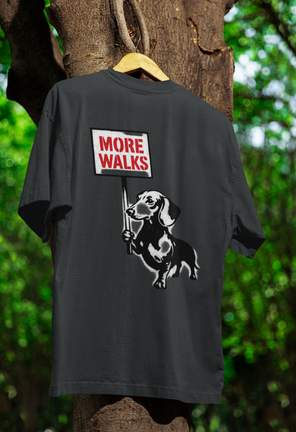 Dackel „More Walks“ – Urbanes Street-Art T-Shirt voller Humor und Freiheitsdrang-T-Shirt-True Insights