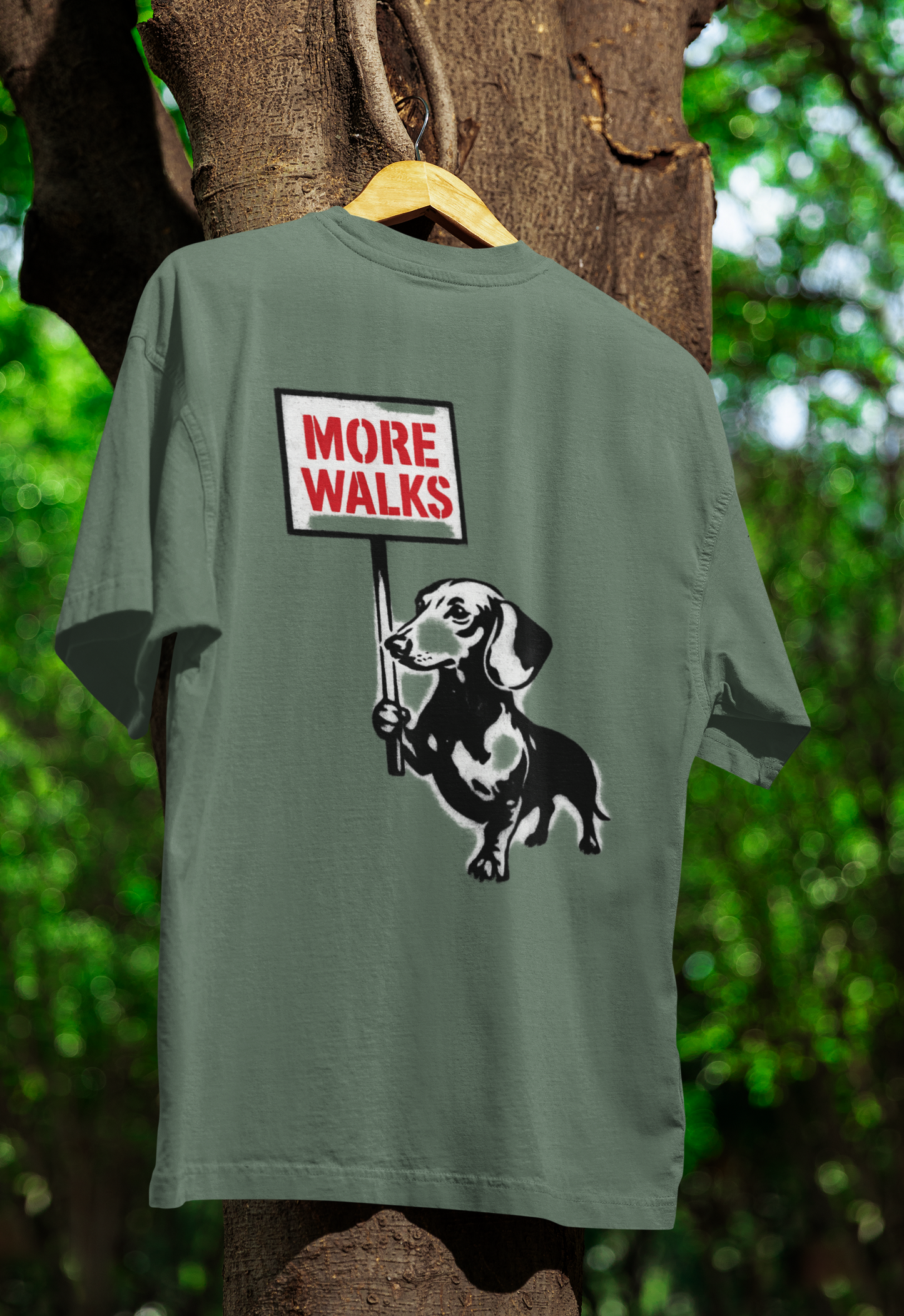 Dackel „More Walks“ – Urbanes Street-Art T-Shirt voller Humor und Freiheitsdrang-T-Shirt-True Insights