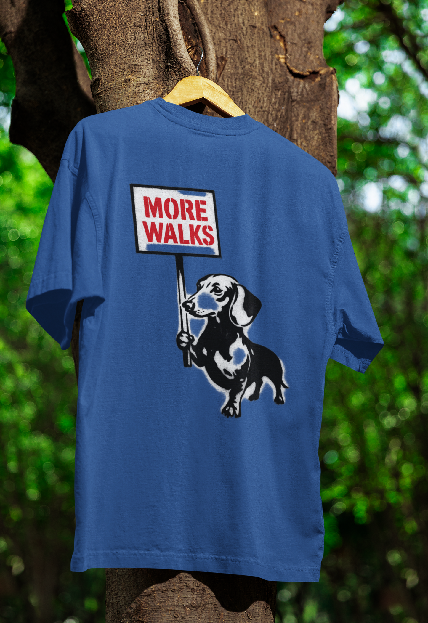 Dackel „More Walks“ – Urbanes Street-Art T-Shirt voller Humor und Freiheitsdrang-T-Shirt-True Insights