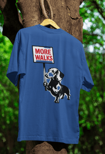 Blaues T-Shirt mit Dackel haelt More-Walks-Schild im Banksy-inspirierten Street-Art-Stil fuer Hundeliebhaber.
