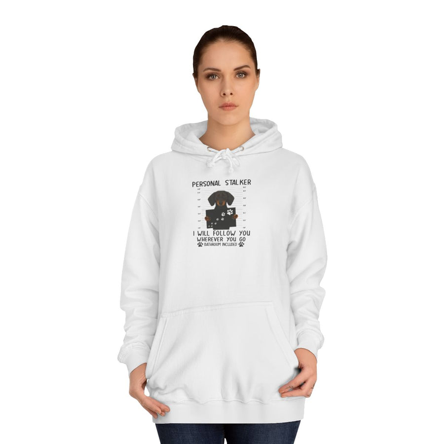 Dackel Hoodie „Personal Stalker“ – Das lustige Geschenk für Dackel-Besitzer – Arctic White – von Frau getragen