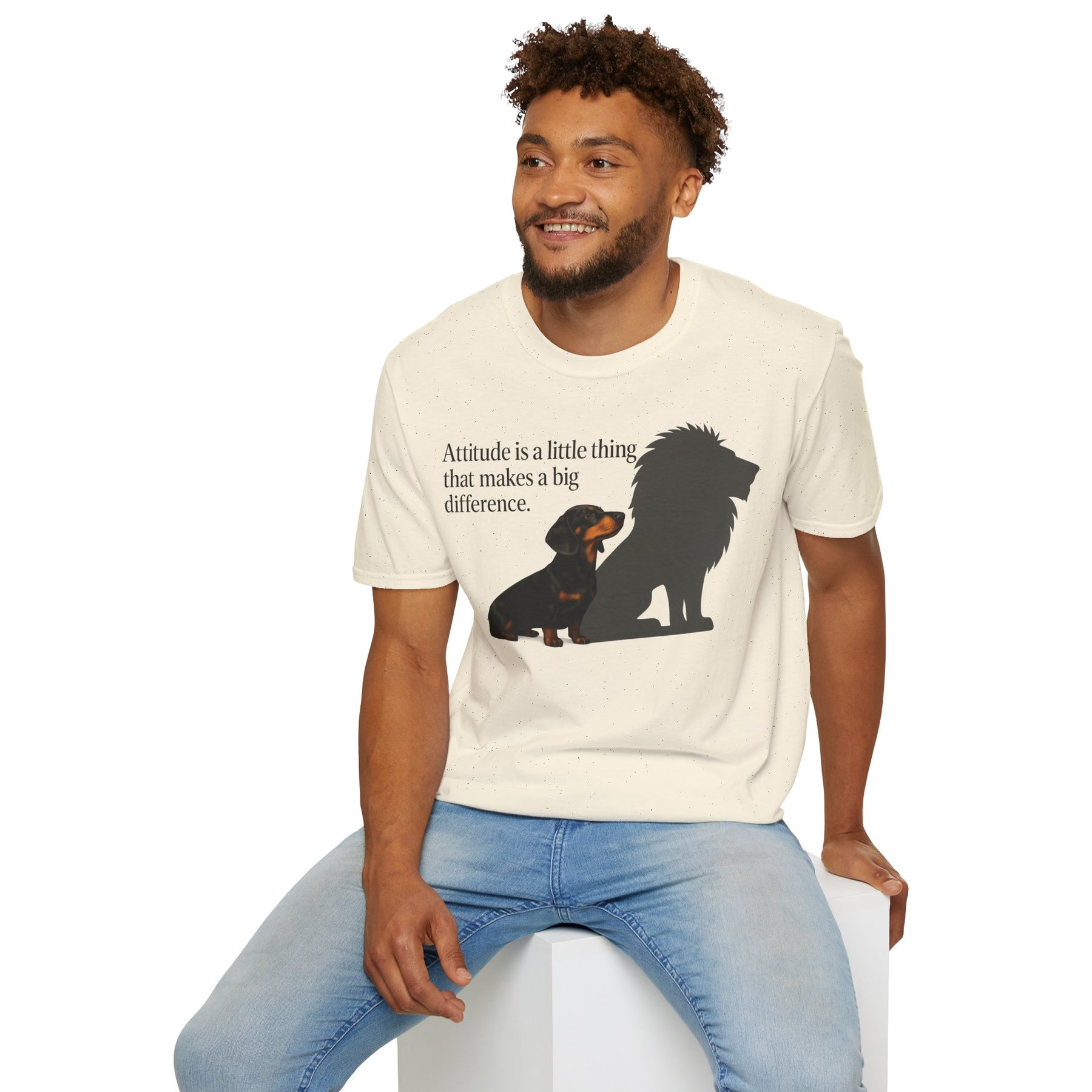 Dackel Shirt mit Spruch – „Attitude is a little thing…“ | Inspirierendes Motiv mit Löwen-Schatten – Lustiges T-Shirt | True Insights – Bild 12