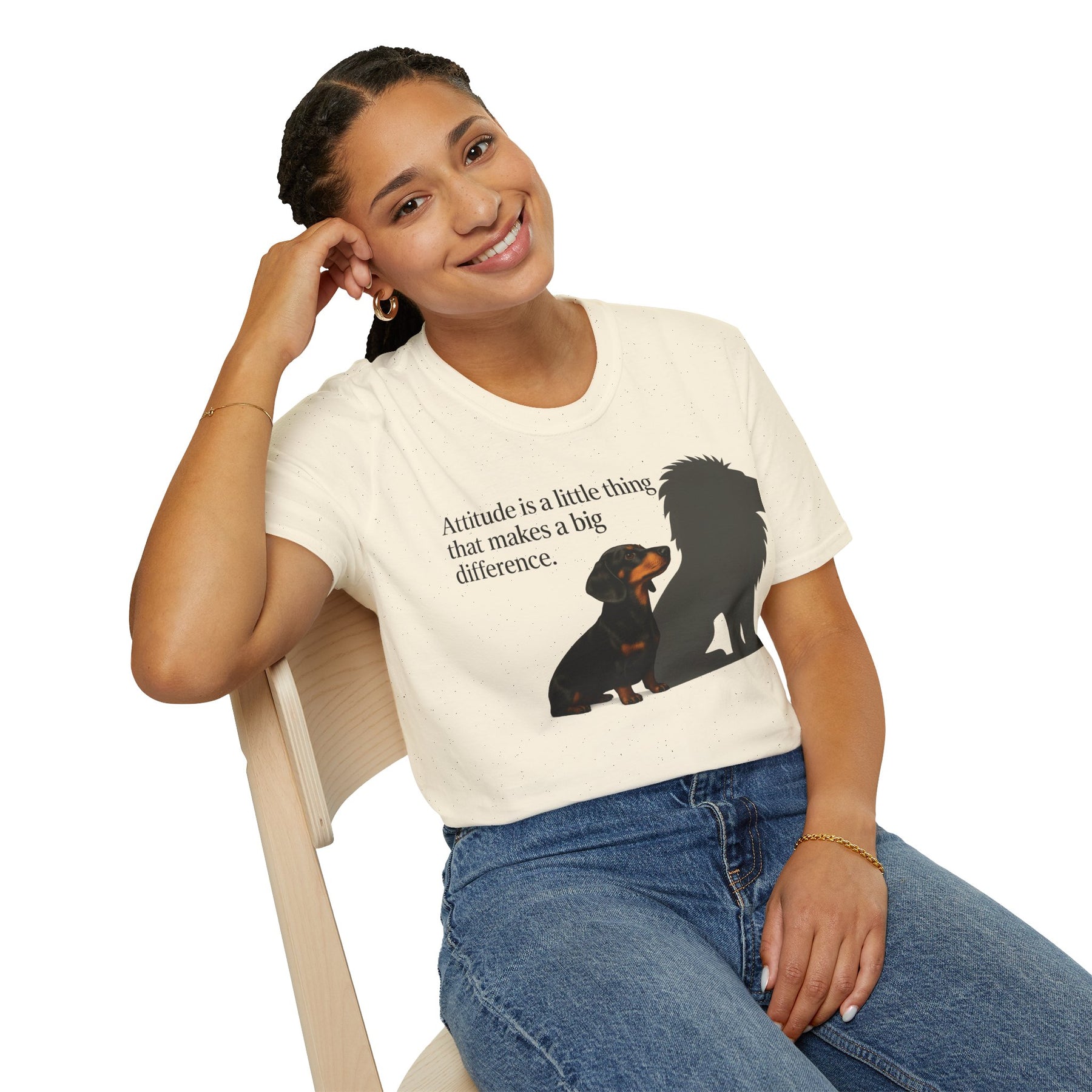 Dackel Shirt mit Spruch – „Attitude is a little thing…“ | Inspirierendes Motiv mit Löwen-Schatten – Lustiges T-Shirt | True Insights – Bild 14