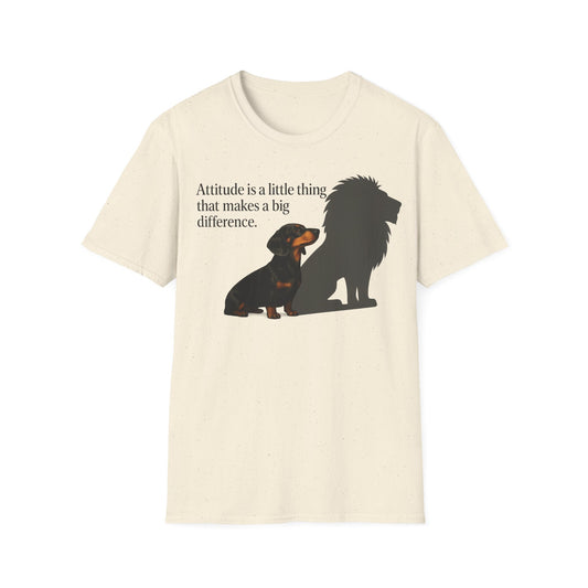 Dackel Shirt mit Spruch – „Attitude is a little thing…“ | Inspirierendes Motiv mit Löwen-Schatten – Lustiges T-Shirt | True Insights – Bild 2