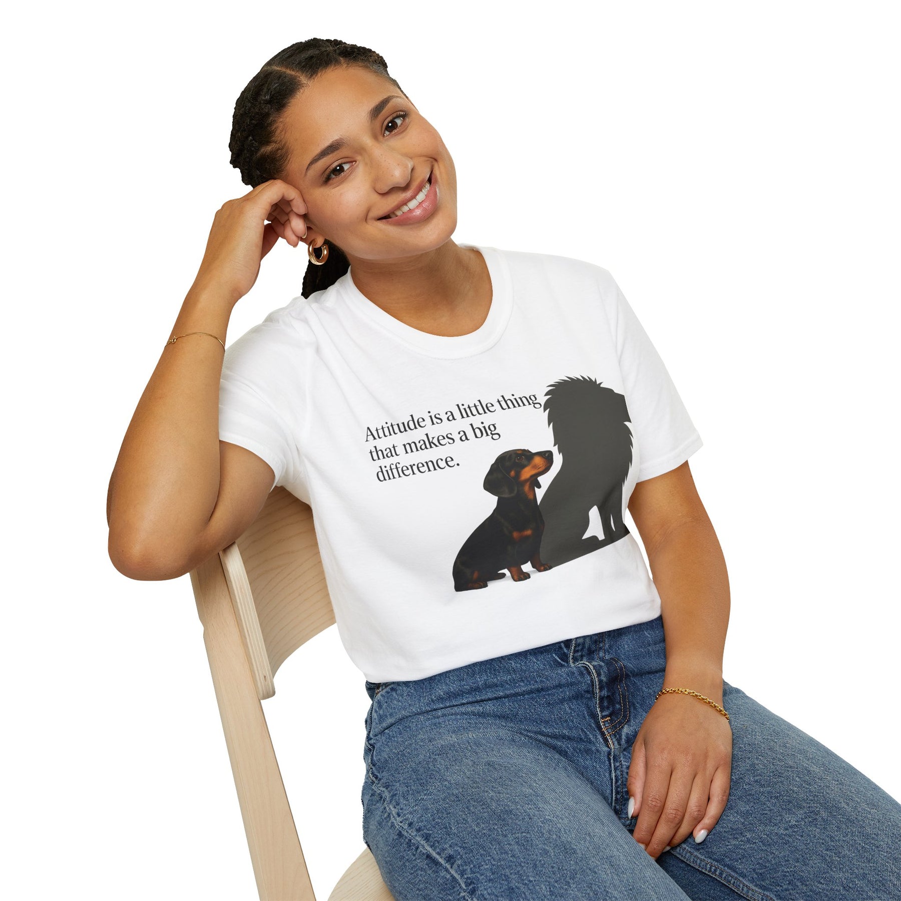 Dackel Shirt mit Spruch – „Attitude is a little thing…“ | Inspirierendes Motiv mit Löwen-Schatten – Lustiges T-Shirt | True Insights – Bild 20