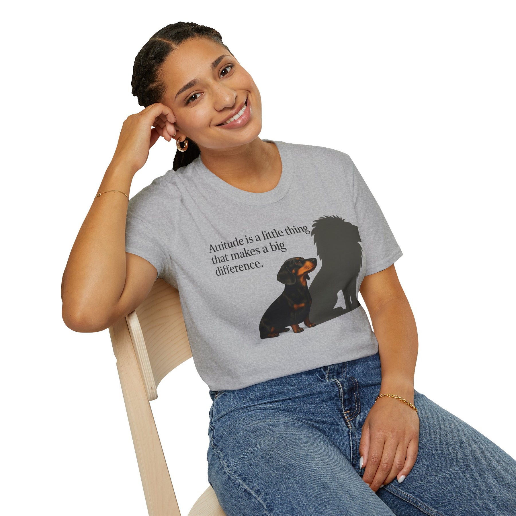 Dackel Shirt mit Spruch – „Attitude is a little thing…“ | Inspirierendes Motiv mit Löwen-Schatten – Lustiges T-Shirt | True Insights – Bild 24
