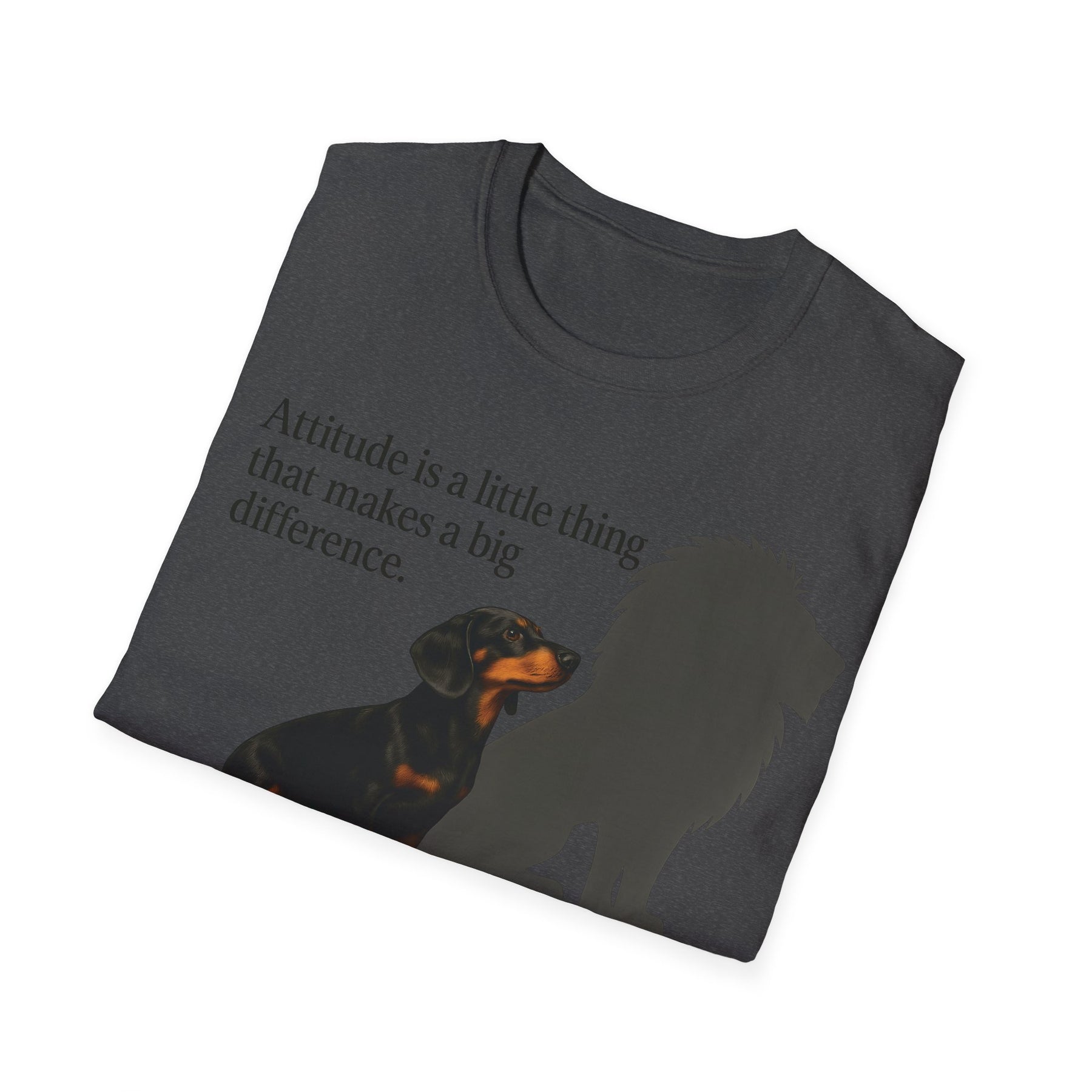 Dackel Shirt mit Spruch – „Attitude is a little thing…“ | Inspirierendes Motiv mit Löwen-Schatten – Lustiges T-Shirt | True Insights – Bild 29