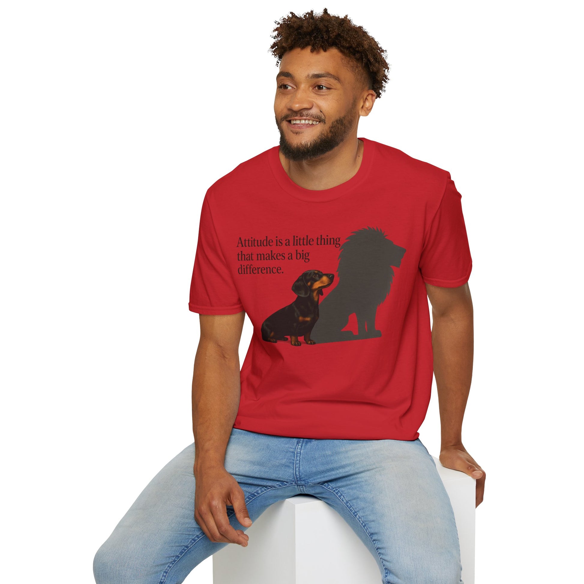 Dackel Shirt mit Spruch – „Attitude is a little thing…“ | Inspirierendes Motiv mit Löwen-Schatten – Lustiges T-Shirt | True Insights – Bild 32