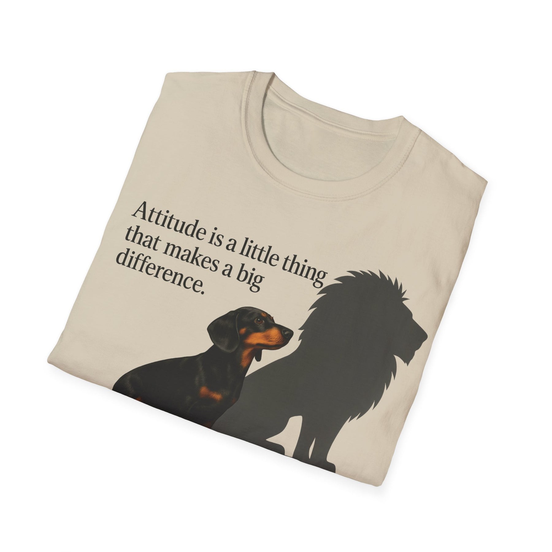 Dackel Shirt mit Spruch – „Attitude is a little thing…“ | Inspirierendes Motiv mit Löwen-Schatten – Lustiges T-Shirt | True Insights – Bild 36
