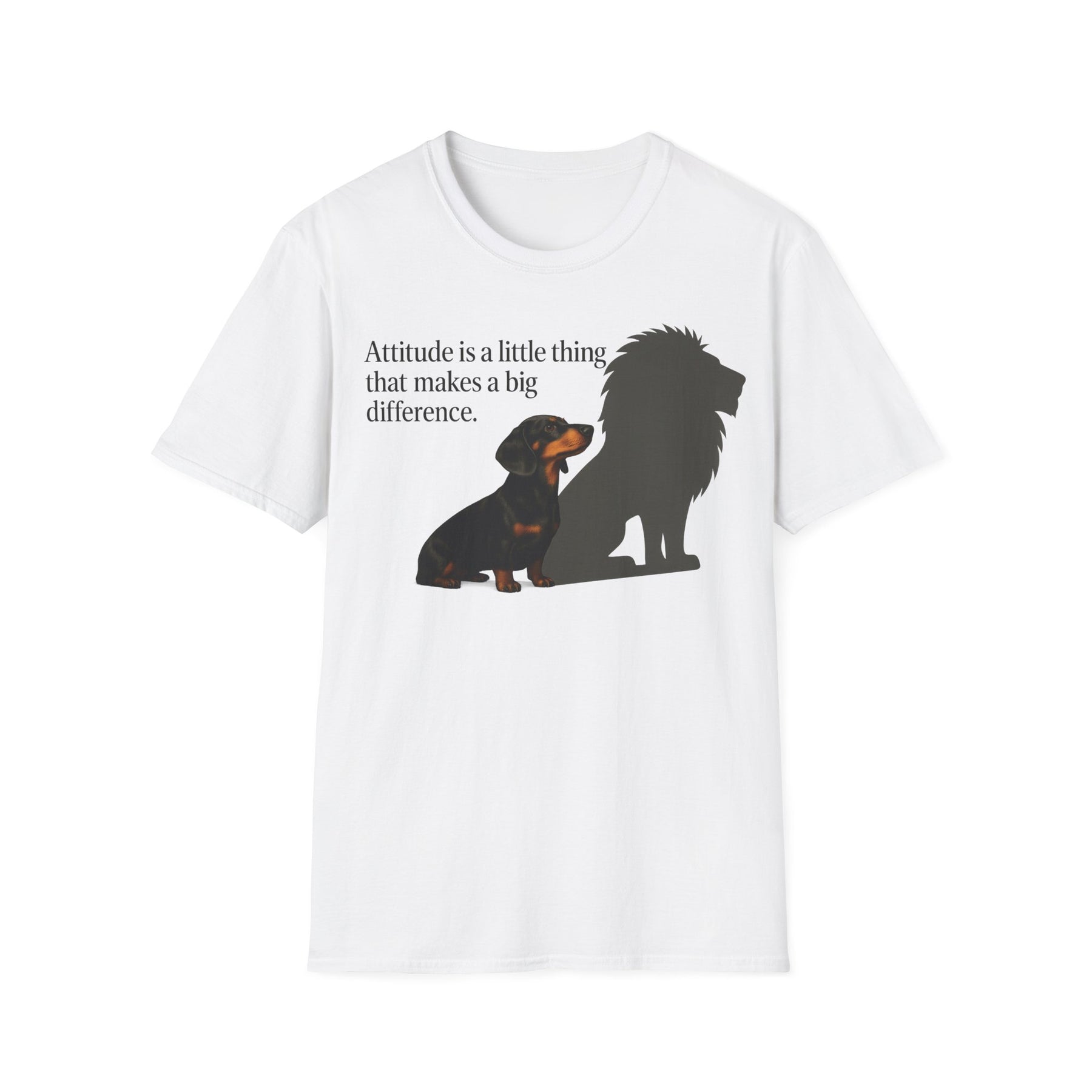 Dackel Shirt mit Spruch – „Attitude is a little thing…“ | Inspirierendes Motiv mit Löwen-Schatten – Lustiges T-Shirt | True Insights – Bild 4