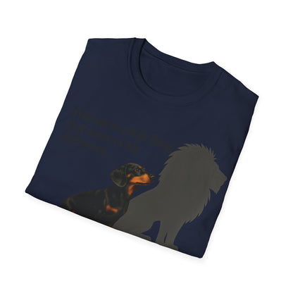 Dackel Shirt mit Spruch – „Attitude is a little thing…“ | Inspirierendes Motiv mit Löwen-Schatten – Lustiges T-Shirt | True Insights – Bild 46