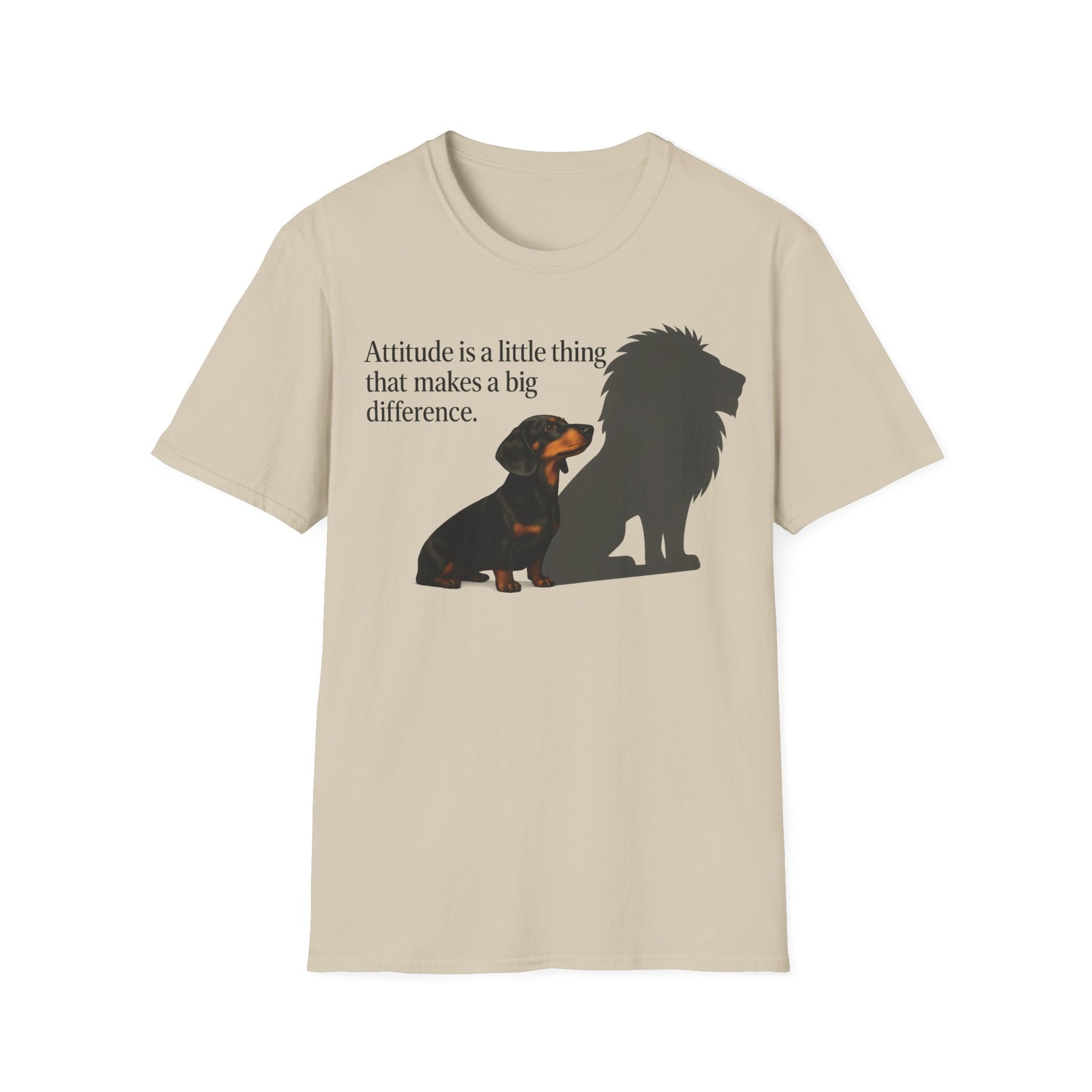 Dackel Shirt mit Spruch – „Attitude is a little thing…“ | Inspirierendes Motiv mit Löwen-Schatten – Lustiges T-Shirt | True Insights – Bild 8