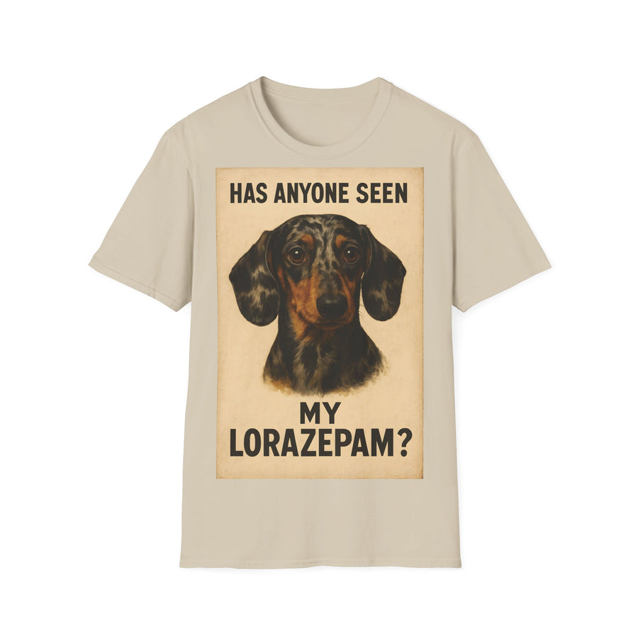 Beiges T-Shirt mit Vintage-Plakat-Aufdruck „HAS ANYONE SEEN MY LORAZEPAM?“ und Dackel-Porträt.