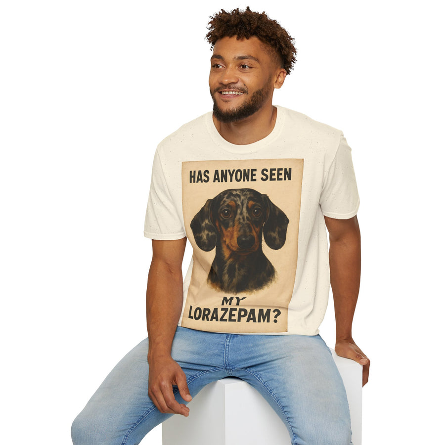 Cremefarbenes T-Shirt mit Vintage-Poster-Motiv: Dackelkopf und Text „HAS ANYONE SEEN MY LORAZEPAM?“