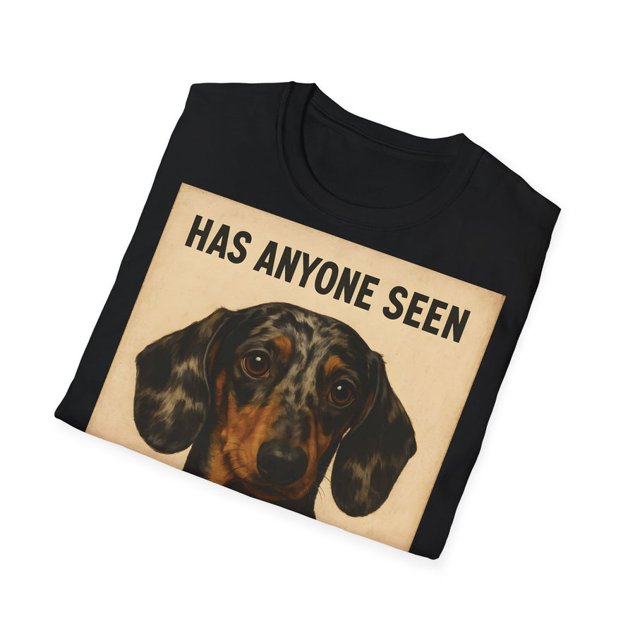 Schwarzes T-Shirt mit beige-farbenem Retro-Aufdruck eines Dackels und Text „HAS ANYONE SEEN“.