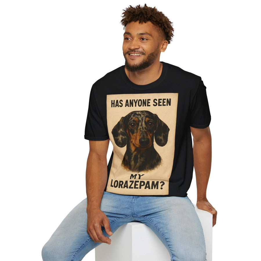 Schwarzes T-Shirt mit beigem Aufdruck: „HAS ANYONE SEEN MY LORAZEPAM?“ und Dackelkopf.