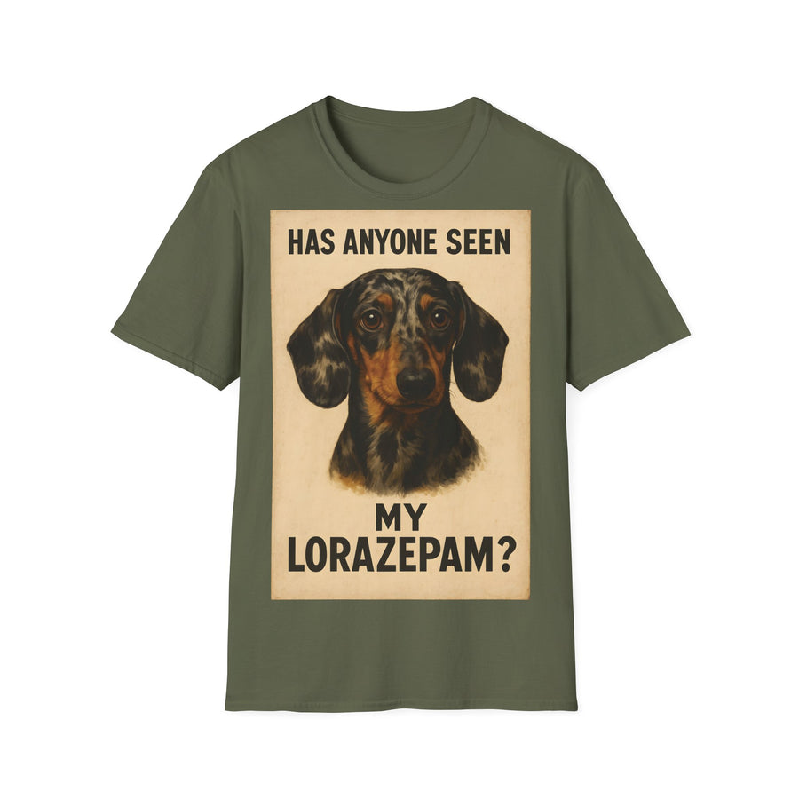 Olivgrünes T-Shirt mit Retro-Poster: Dackelkopf und Text „HAS ANYONE SEEN MY LORAZEPAM?“
