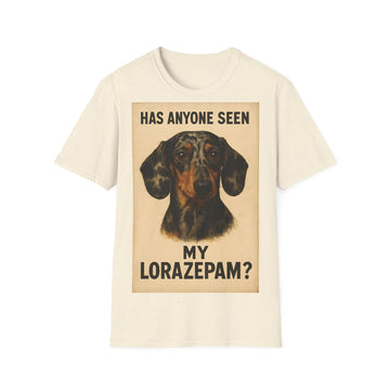 Natur-farbenes T-Shirt mit Vintage-Plakat-Motiv eines Dackels und Text „HAS ANYONE SEEN MY LORAZEPAM?“