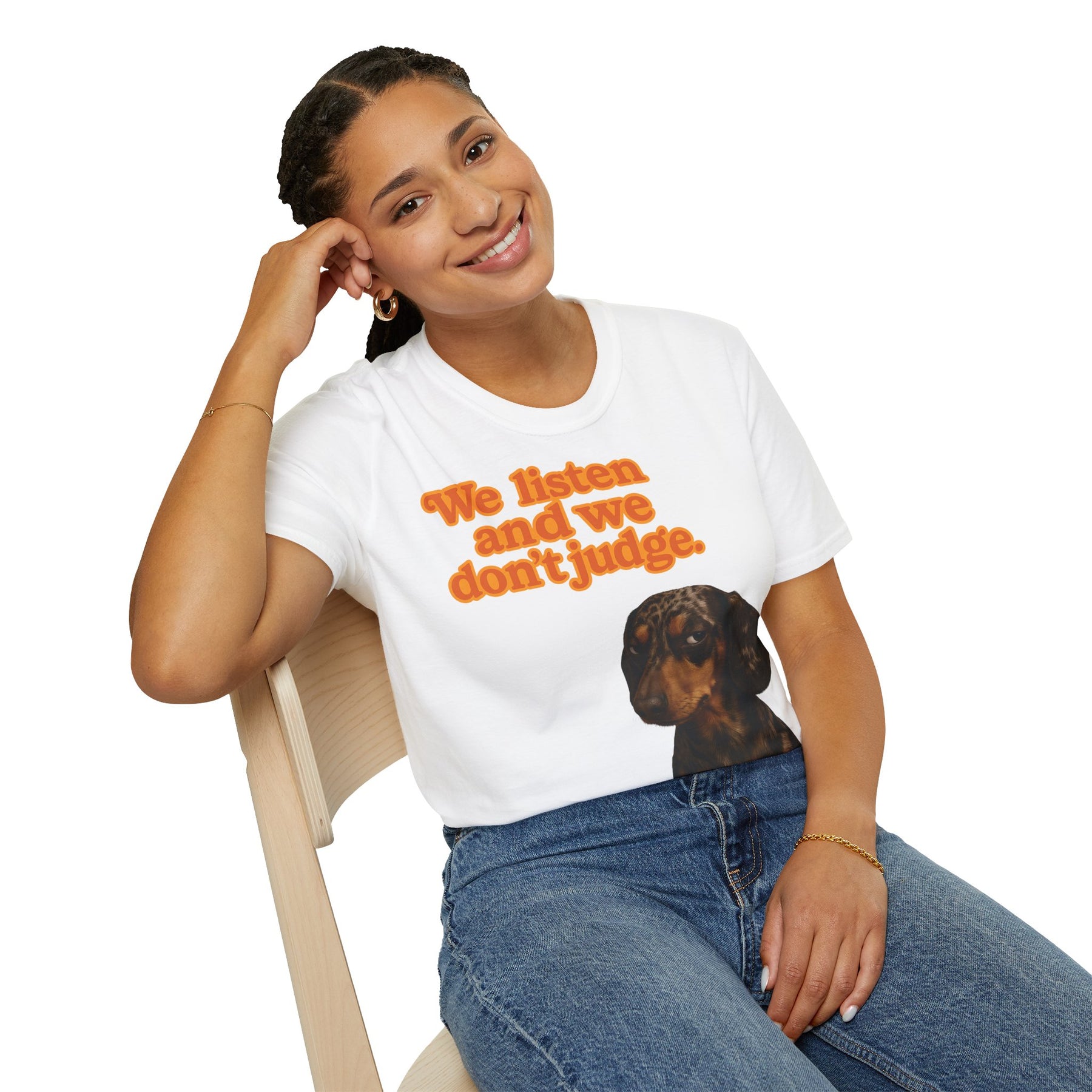 Dackel Shirt – „We listen and we don’t judge.“ | Lustiges Hunde T-Shirt – Freches Satire-Design für mutige Statements | True Insights