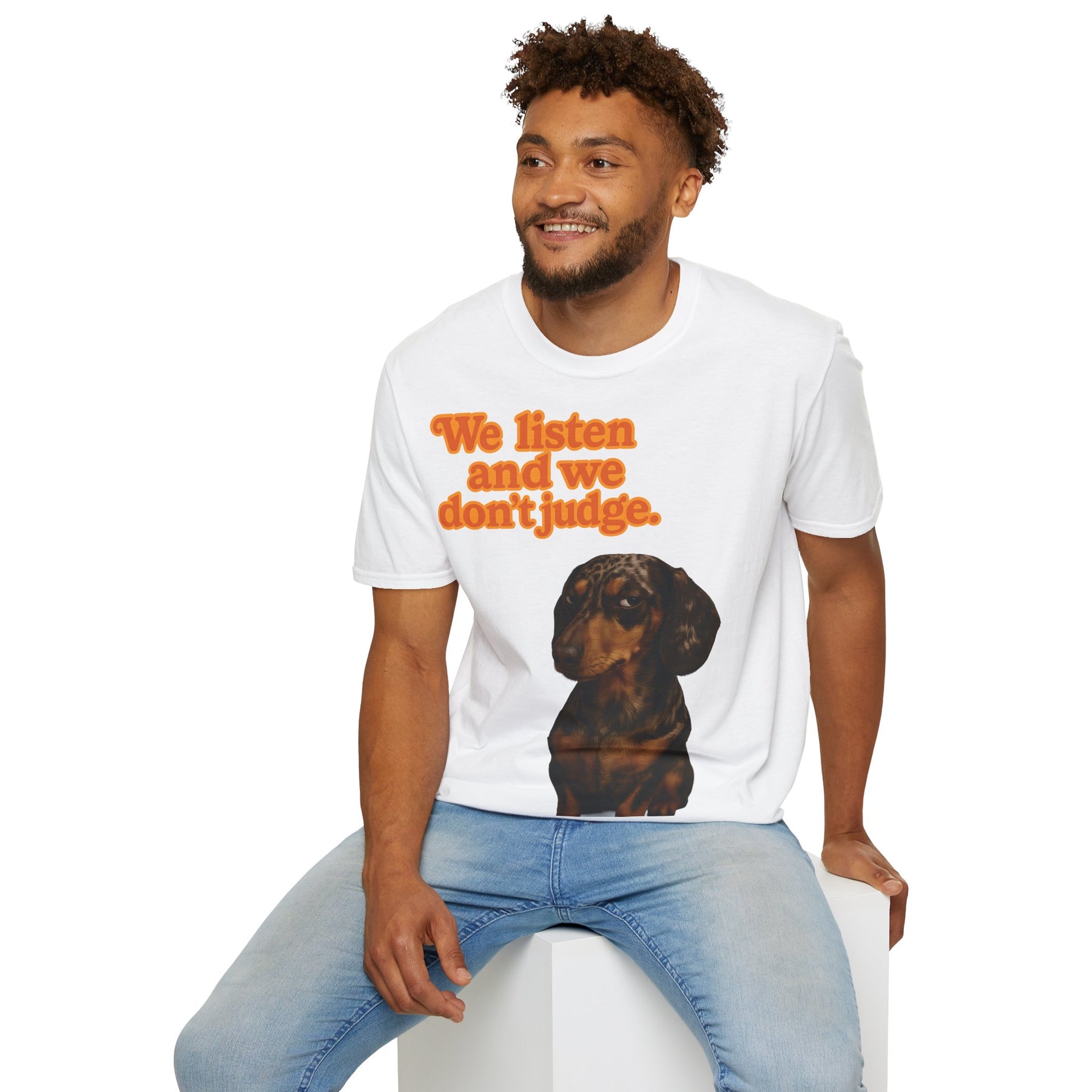 Dackel Shirt – „We listen and we don’t judge.“ | Lustiges Hunde T-Shirt – Freches Satire-Design für mutige Statements | True Insights