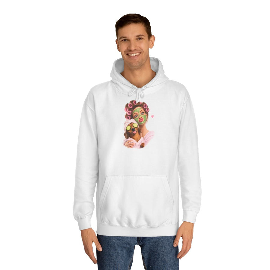 Dackel Hoodie „Dackel Spa“ – Wellness-Abend mit Hund – Arctic White – von Mann getragen
