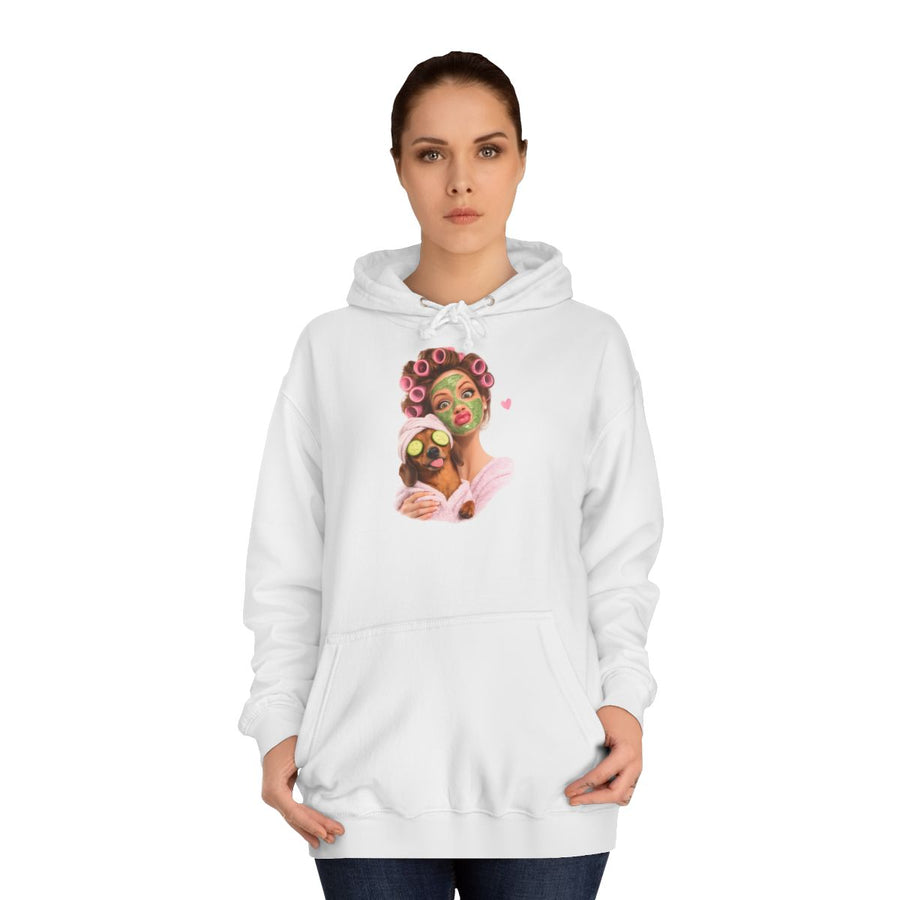 Dackel Hoodie „Dackel Spa“ – Wellness-Abend mit Hund – Arctic White – von Frau getragen