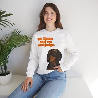 Dackel-Sweatshirt mit Retro-Print & dem Spruch „We listen and we don’t judge.“ Für Hundefans mit Humor – bequem, warm & voller Charakter. – Lustiges Sweatshirt | True Insights – Bild 17