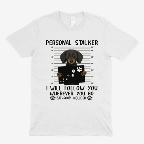 Weisses T-Shirt mit Dackel-Motiv und Schriftzug Personal-Stalker im Comic-Stil fuer Hundeliebhaber.