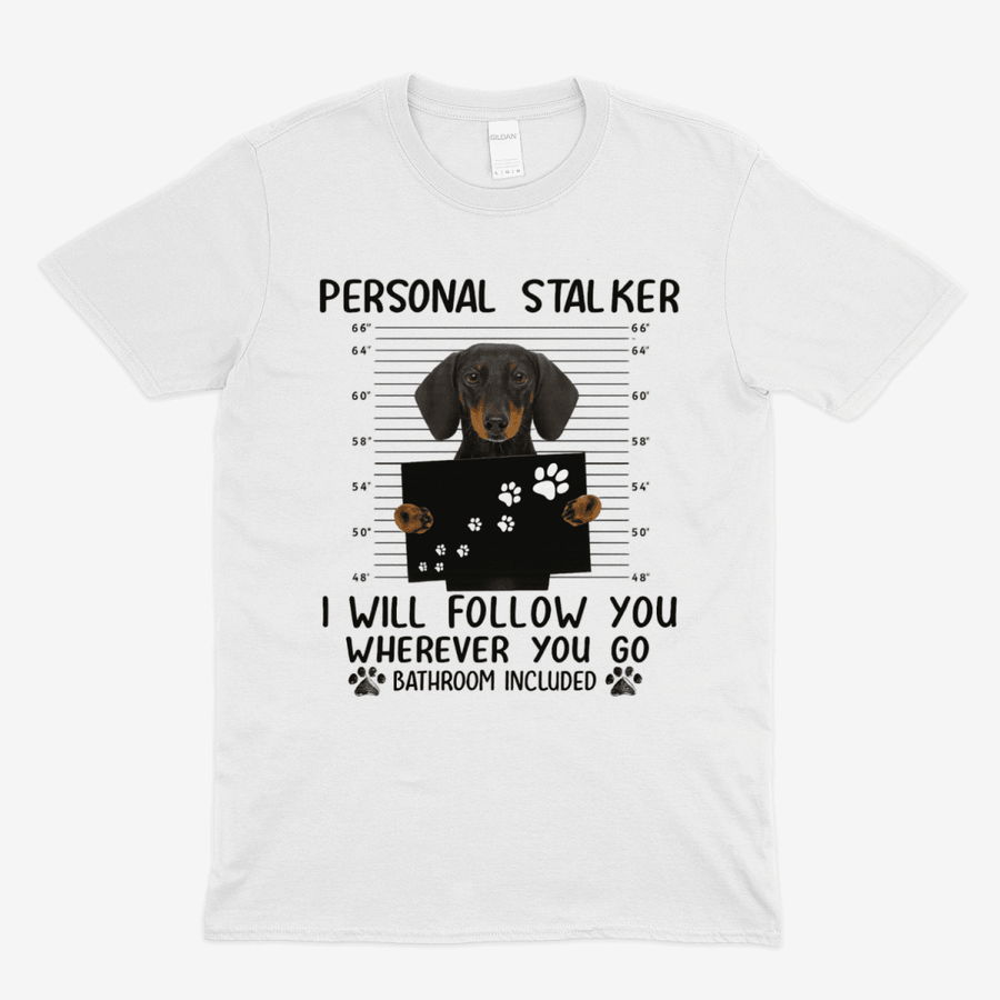Weisses T-Shirt mit Dackel-Motiv und Schriftzug Personal-Stalker im Comic-Stil fuer Hundeliebhaber.