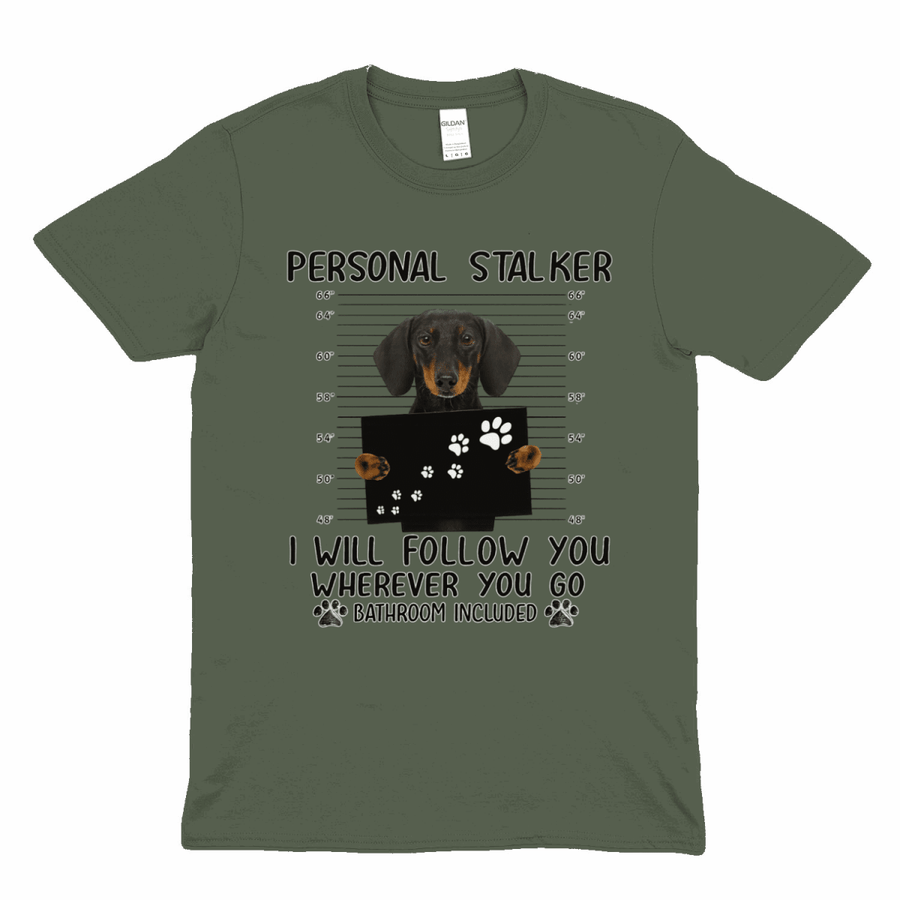 Olivgruenes T-Shirt mit Dackel-Mugshot und Schriftzug Personal-Stalker im Humor-Design fuer Hundeliebhaber.