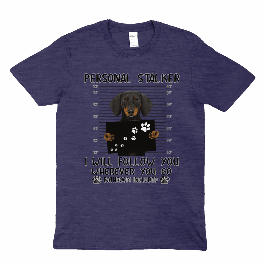Dunkelblau T-Shirt mit Schriftzug Personal-Stalker und Dackel-Mugshot-Design im Retro-Humor-Stil fuer Hundeliebhaber.