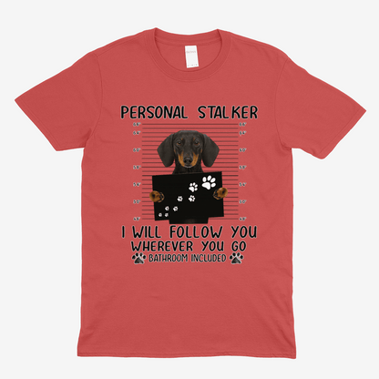 Dackel T-Shirt – „Personal Stalker“  Geschenk für Hundeliebhaber