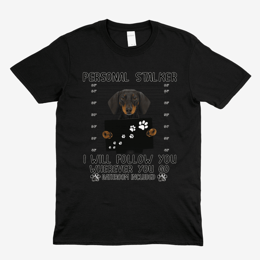 Schwarzes T-Shirt mit Dackel-Motiv und Schriftzug Personal-Stalker im humorvollen Comic-Stil fuer Hundeliebhaber.