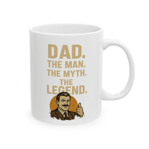 Frontansicht zeigt eine Keramiktasse mit dem Aufdruck „Der Mann. Der Mythos. Die Legende.“ als Geschenkidee für Väter von True Insights.