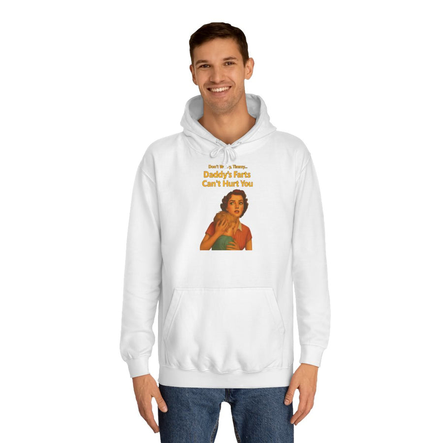 Papa Hoodie „Daddy's Farts Can't Hurt You“ – Das lustige Geschenk für Papa – Arctic White – von Mann getragen
