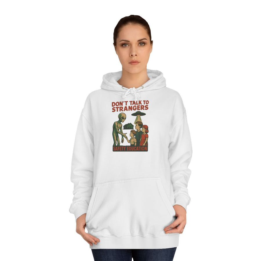 Alien Hoodie „Don't Talk to Strangers“ – Retro-UFO-Humor – Arctic White – von Frau getragen