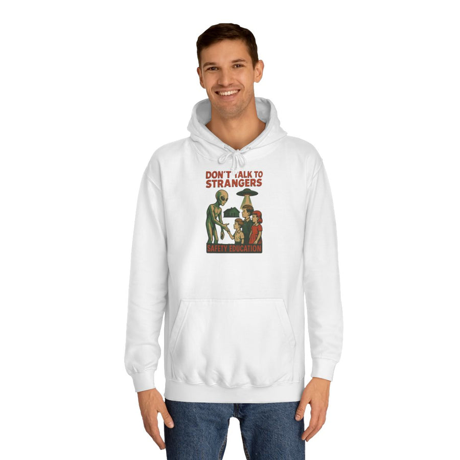 Alien Hoodie „Don't Talk to Strangers“ – Retro-UFO-Humor – Arctic White – von Mann getragen