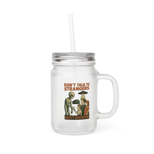 Don’t Talk to Strangers – Retro Alien Jar Mug | Satirisches Glas mit Botschaft – Freches Satire-Design für mutige Statements | True Insights