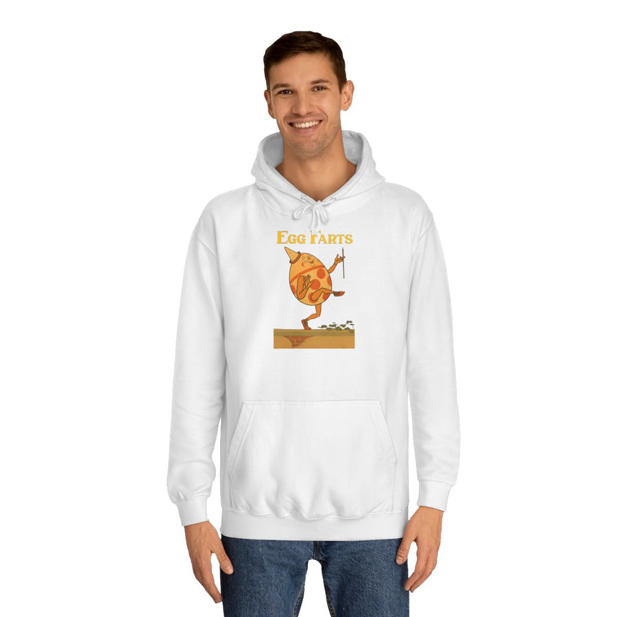 Retro Hoodie „Egg Farts“ – Absurder Humor im Vintage-Look – Arctic White – von Mann getragen