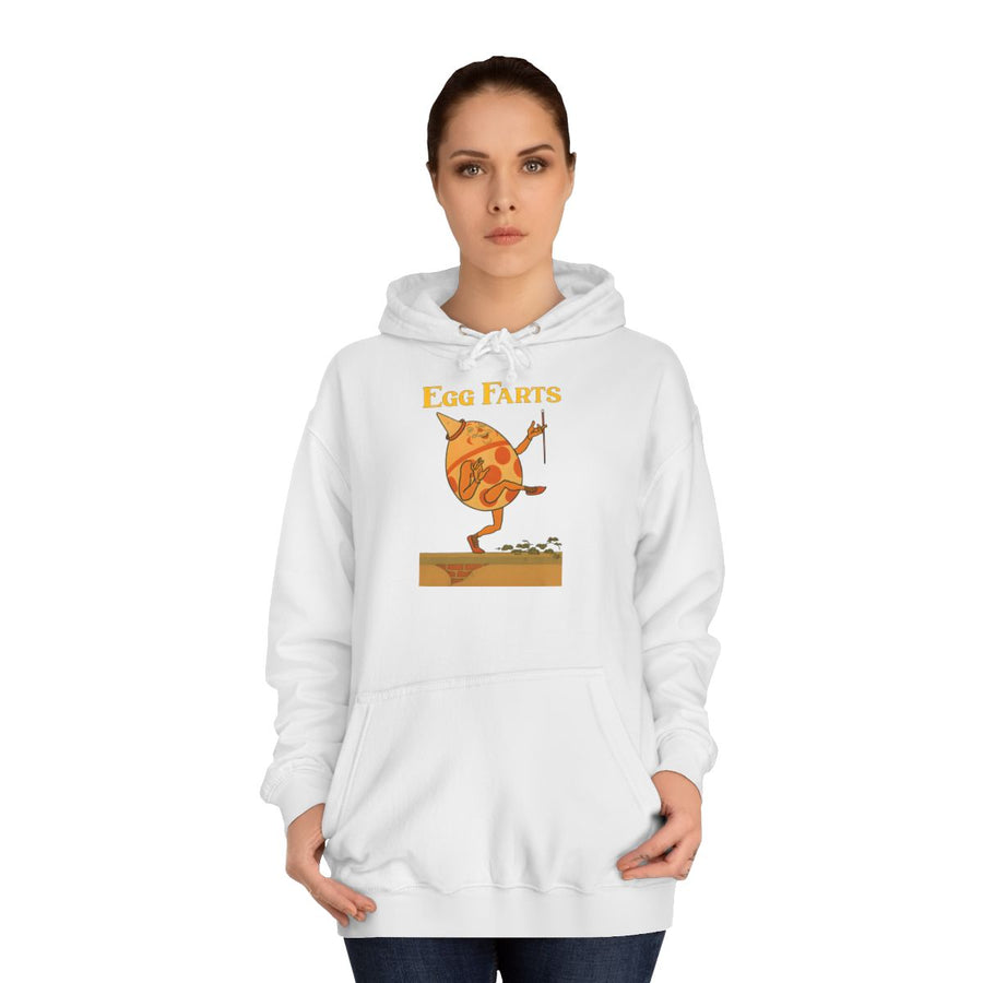 Retro Hoodie „Egg Farts“ – Absurder Humor im Vintage-Look – Arctic White – von Frau getragen