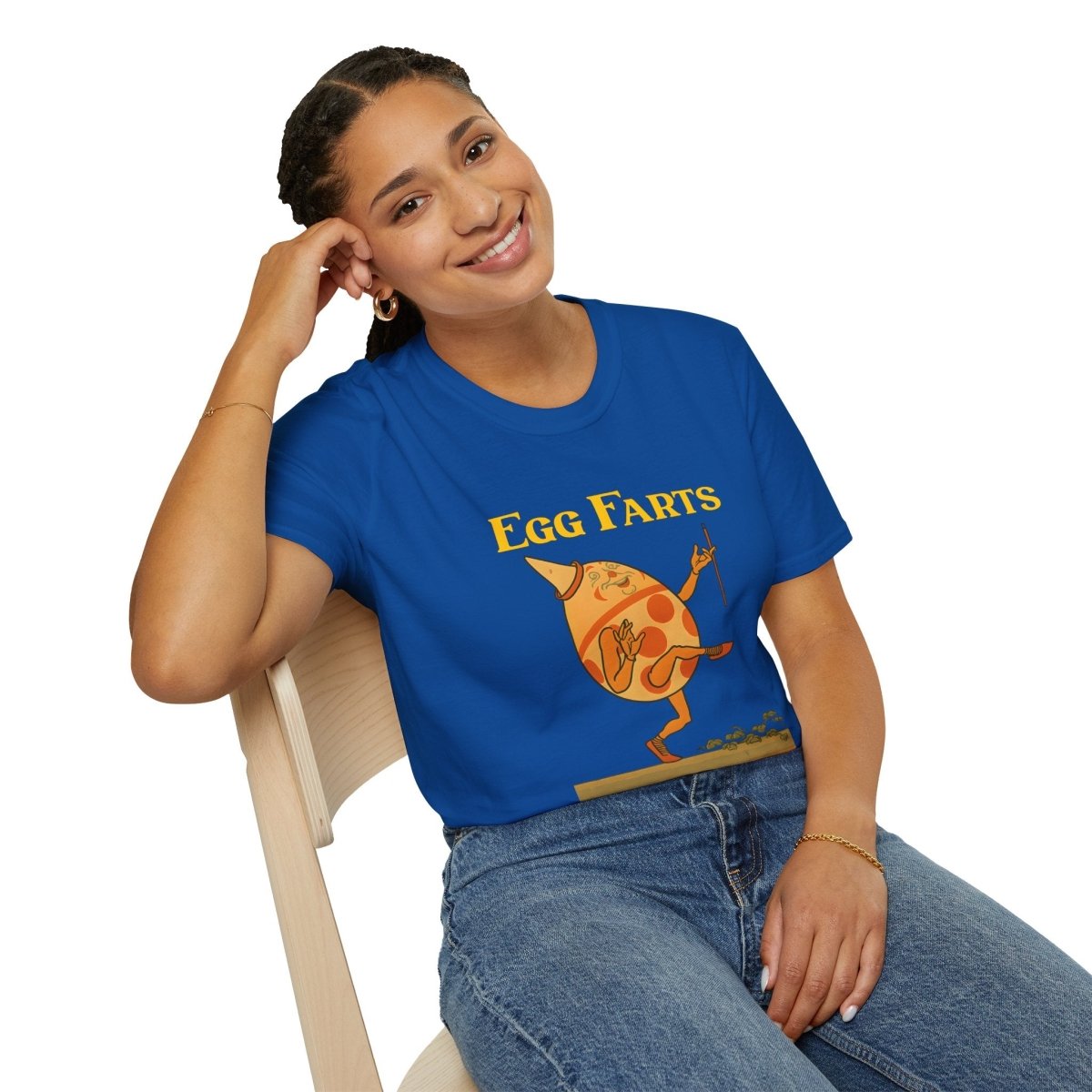 Blaues T-Shirt mit surrealem Ei-Charakter und Egg Farts Schriftzug im Retro Kinderbuch-Satire-Stil von True Insights.