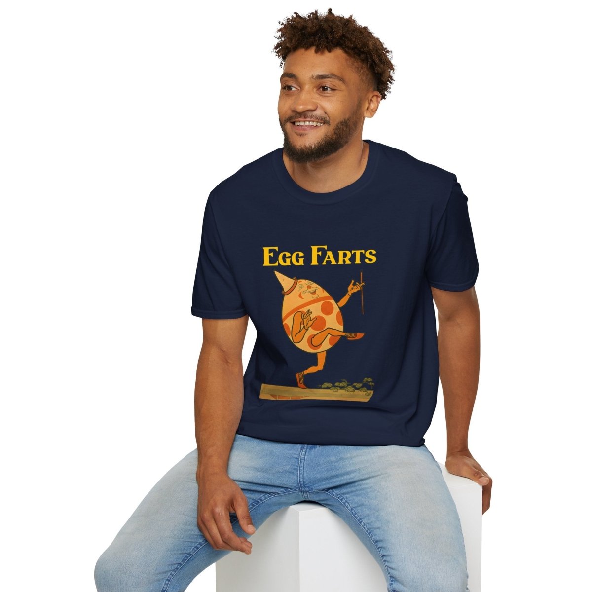 Dunkelblau T-Shirt mit surrealer Egg Farts Illustration, oranges Ei mit Beinen im Retro Kinderbuch-Satire Stil von True Insights.