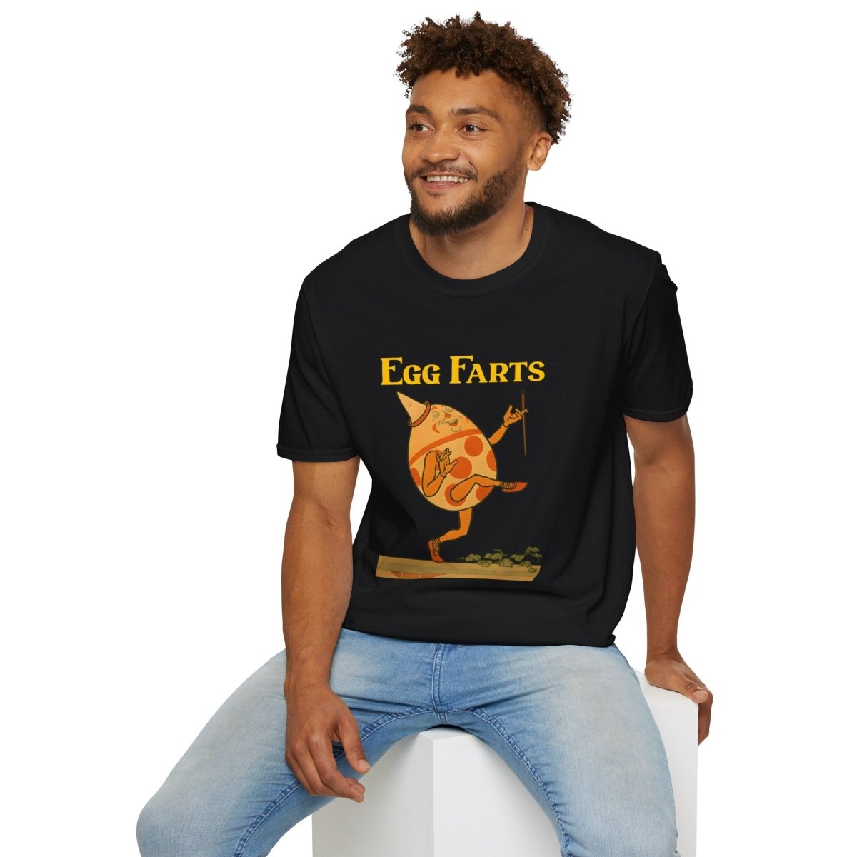 Schwarzes T-Shirt mit Egg Farts Motiv, tanzende anthropomorphe Ei-Figur im Retro Kinderbuch-Satire Stil von True Insights.