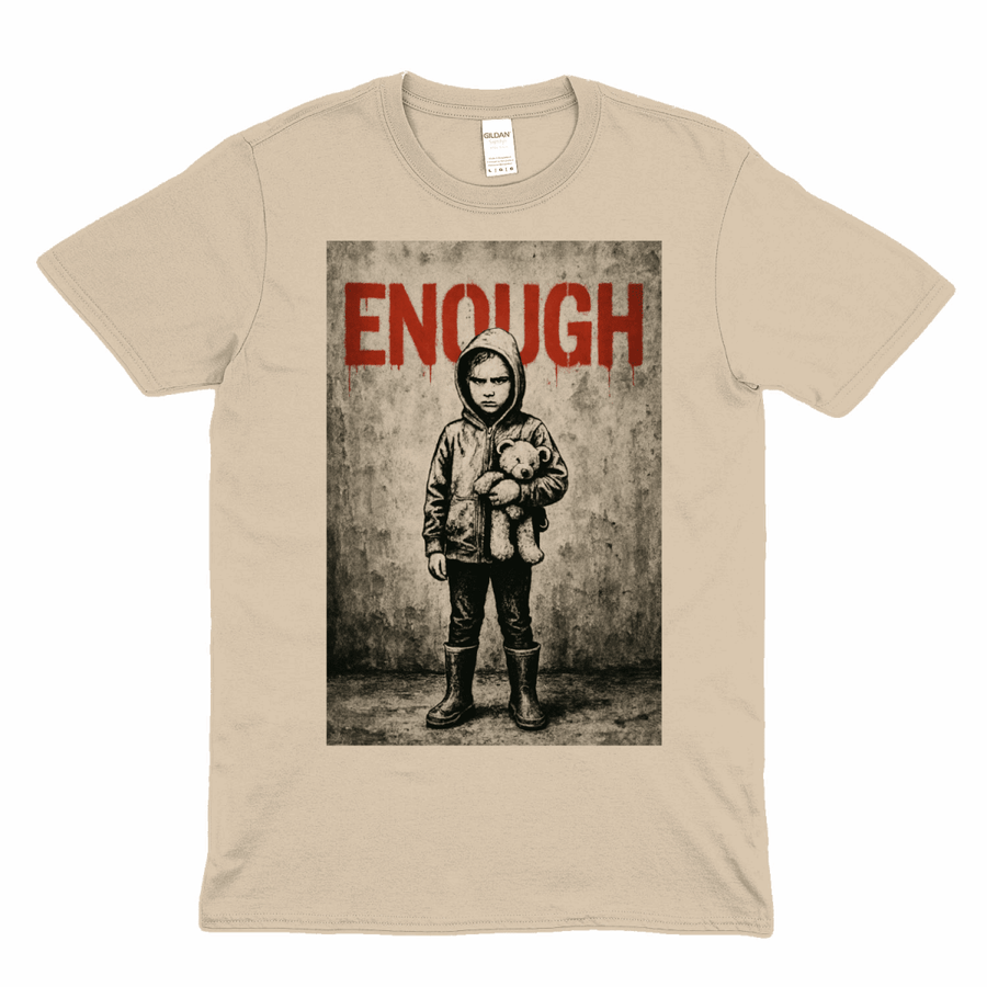 Beiges T-Shirt mit Schriftzug Enough und Motiv eines Kindes mit Teddy im Banksy-inspirierten Street-Art-Stil fuer Aktivisten.