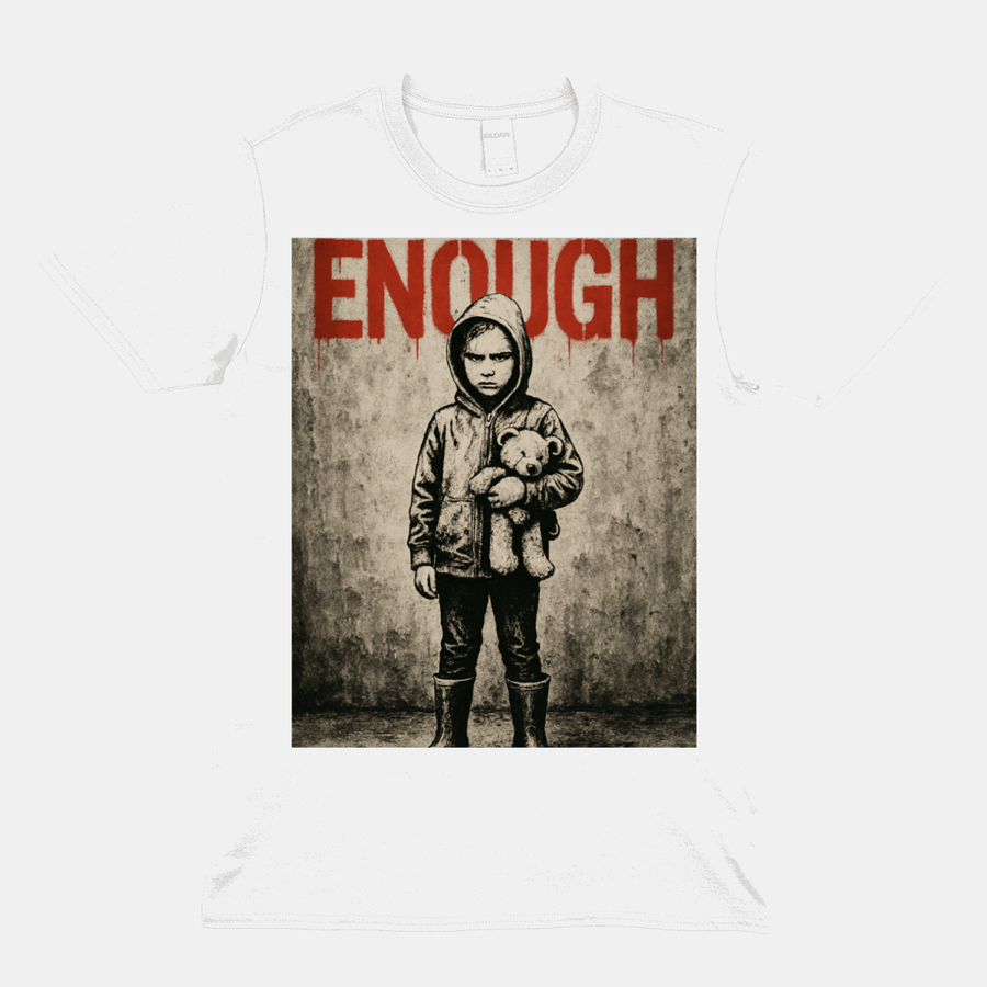 Weißes T-Shirt mit Motiv Enough - Kind-mit-Teddybaer im Banksy-inspirierten Street-Art-Stil fuer Aktivisten.