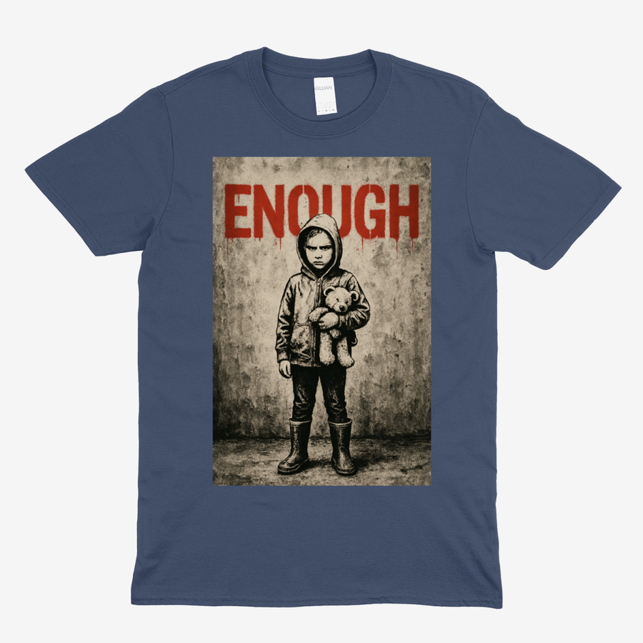 Dunkelblau T-Shirt mit Schriftzug ENOUGH und Motiv Kind mit Teddy im Banksy-inspirierten Street-Art-Stil fuer Aktivisten.