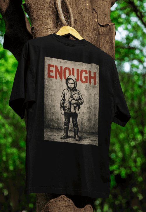 Schwarzes T-Shirt mit Schriftzug ENOUGH und Kind-mit-Teddy-Motiv im Banksy-inspirierten Street-Art-Stil fuer Aktivisten.