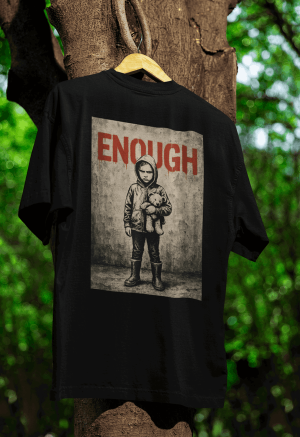 Schwarzes T-Shirt mit Schriftzug ENOUGH und Kind-mit-Teddy-Motiv im Banksy-inspirierten Street-Art-Stil fuer Aktivisten.