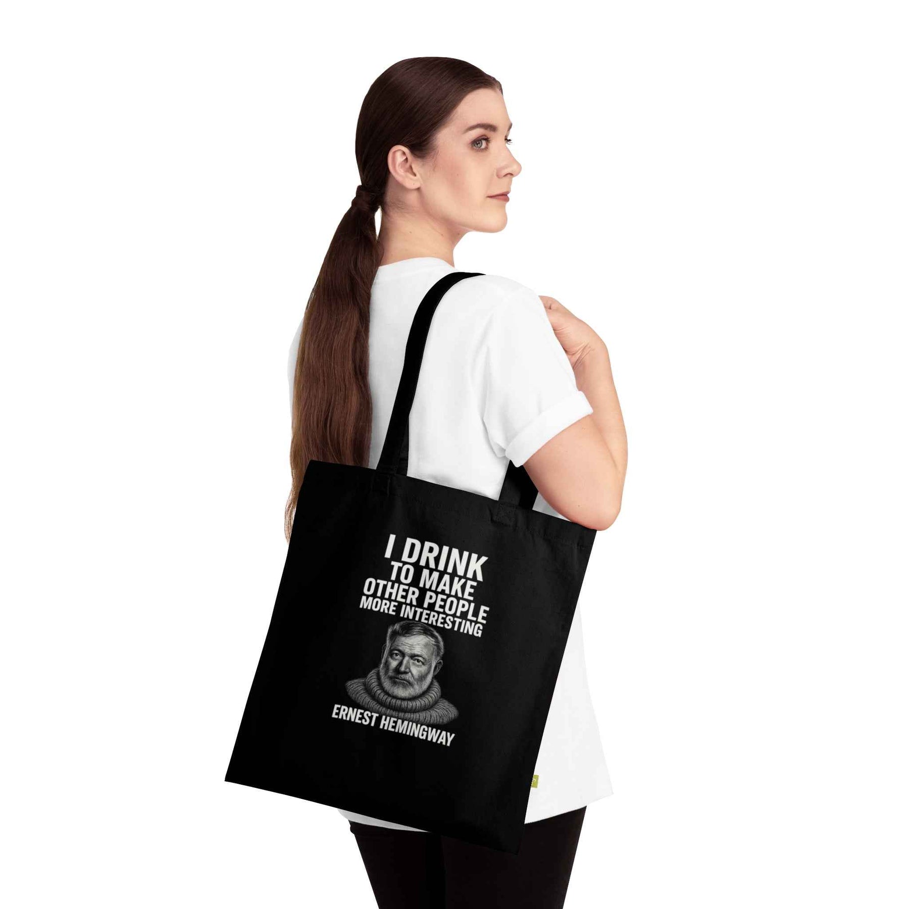 Zeigt eine schwarze Organic Cotton Tote Bag mit Ernest-Hemingway-Porträt und Zitat in Frontansicht von True Insights.
